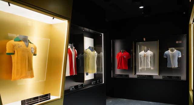 Fútbol retro, la pasión de los coleccionistas: “Encontrar estas joyas es pura suerte, una lotería”