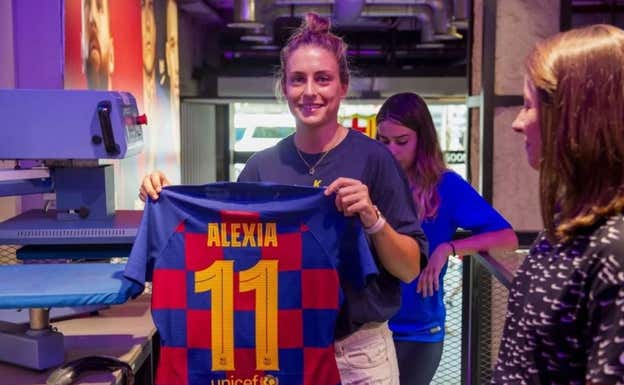 Alexia posa con la primera camiseta que se puso a la venta del Barça femenino en 2019.  FC BARCELONA