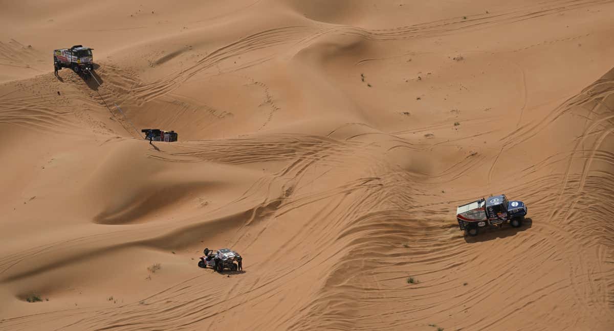 Varios participantes, durante la etapa Maratón del Rally Dakar 2023 en el Empty Quarter.