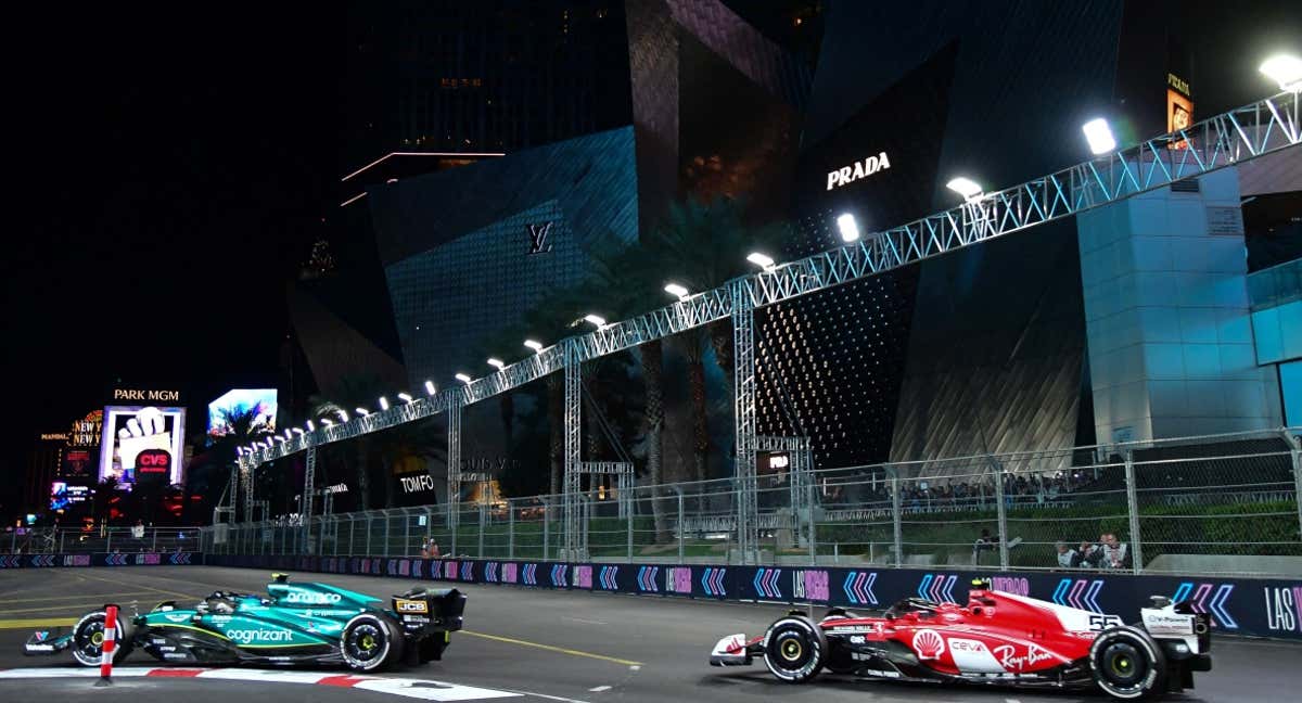 Fernando Alonso y Carlos Sainz, durante el GP de Las Vegas 2023 de F1. /Reuters