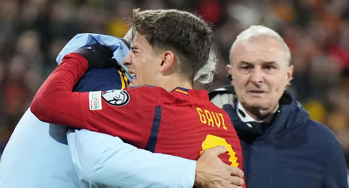 Gavi abandona el terreno de juego llorando tras sufrir la lesión.