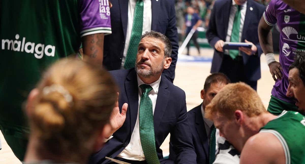 Ibon Navarro da indicaciones a los jugadores de Unicaja. /ACB PHOTO/MARIANO POZO