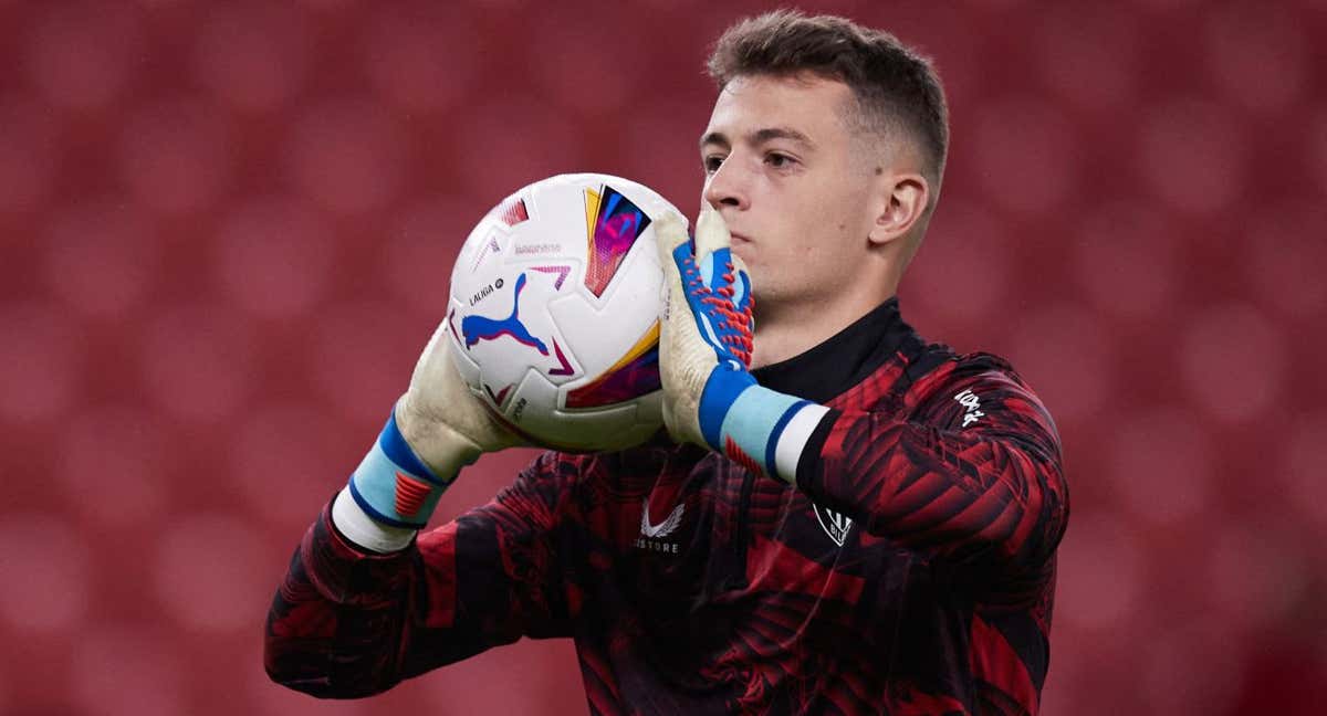 Julen Agirrezabala, durante un calentamiento con el Athletic en la presente campaña./AFP