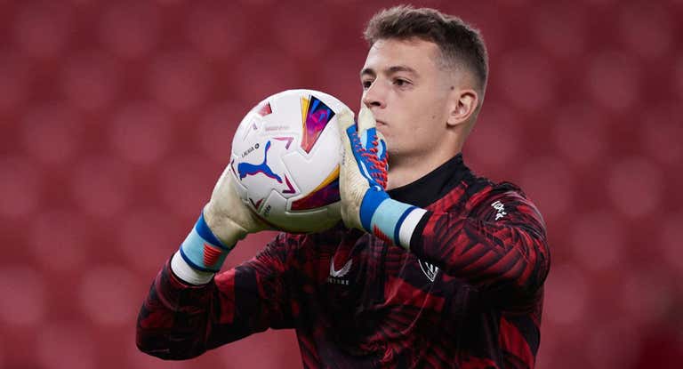 Julen Agirrezabala, durante un calentamiento con el Athletic en la presente campaña.