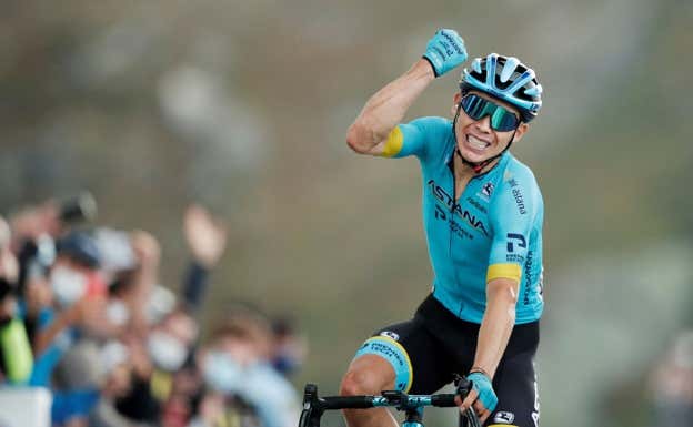 Miguel Ángel López celebra una victoria en el Tour de Francia con el equipo Astana.  REUTERS