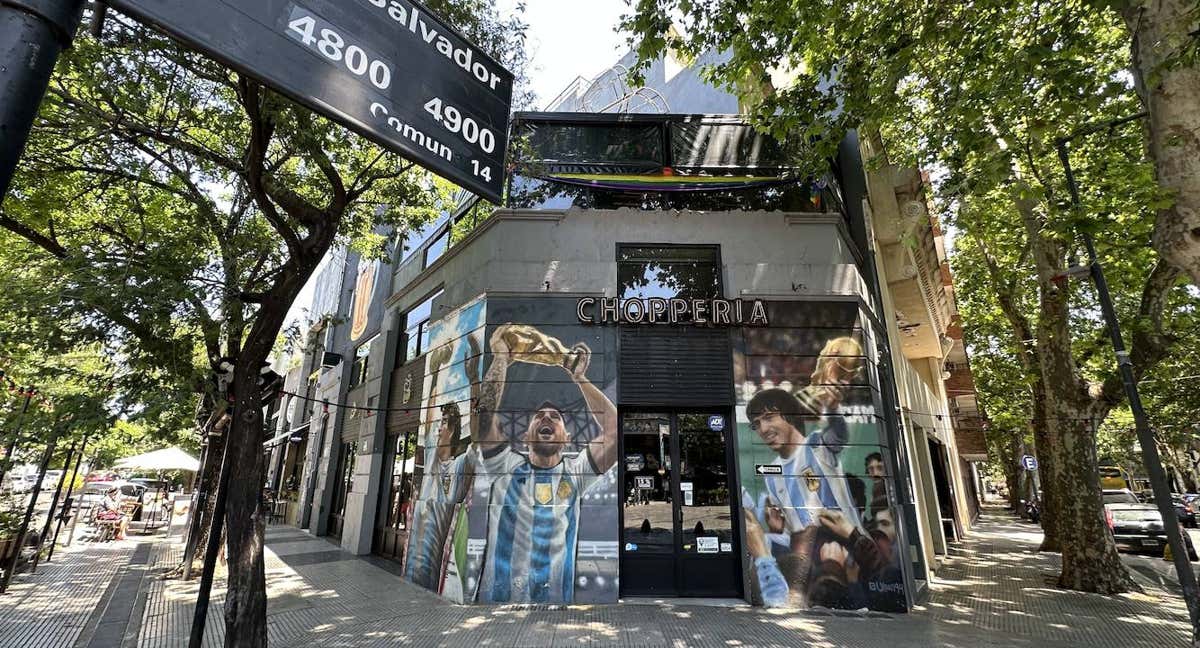 Las figuras pintadas a tamaño gigante de Messi, Maradona y Passarella. /RELEVO / SEBASTIÁN FEST