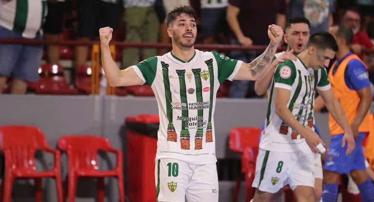 Lucas Perin celebra un gol en Vista Alegre.