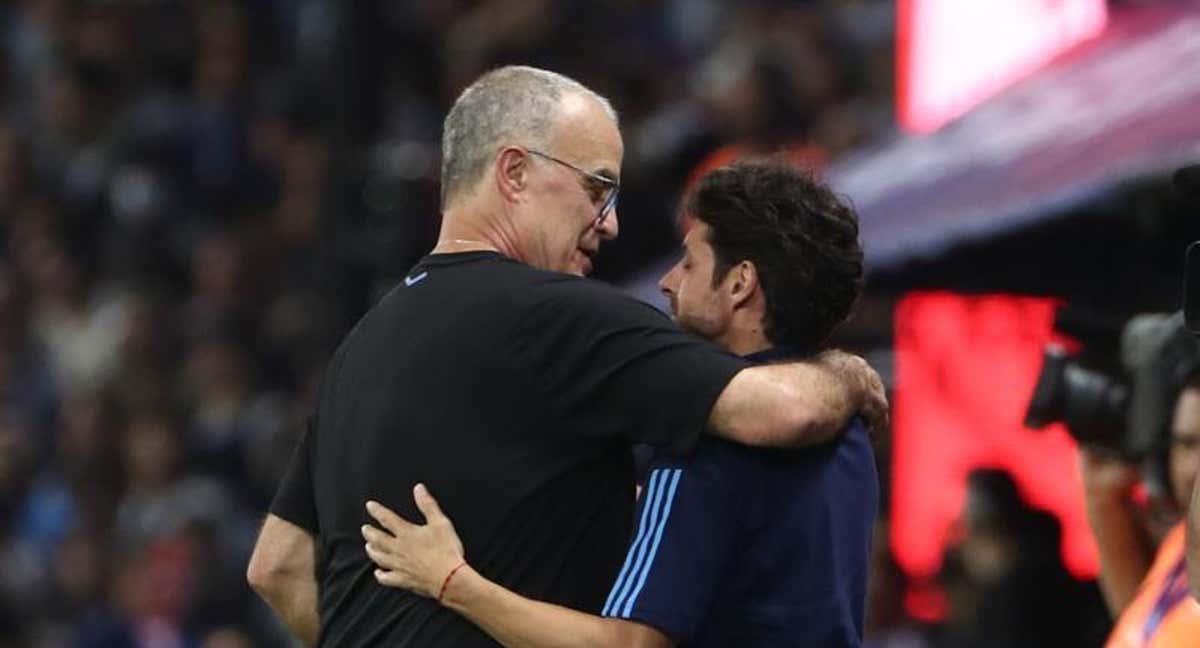 Marcelo Bielsa saluda cariñosamente a Pablo Aimar en el pasado Argentina-Uruguay. /EFE