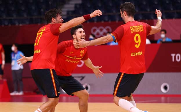 Antonio García, a la izquierda, celebra el bronce olímpico de Tokio 2020 junto a Alex Dujshebaev y Raúl Entrerríos.  REUTERS
