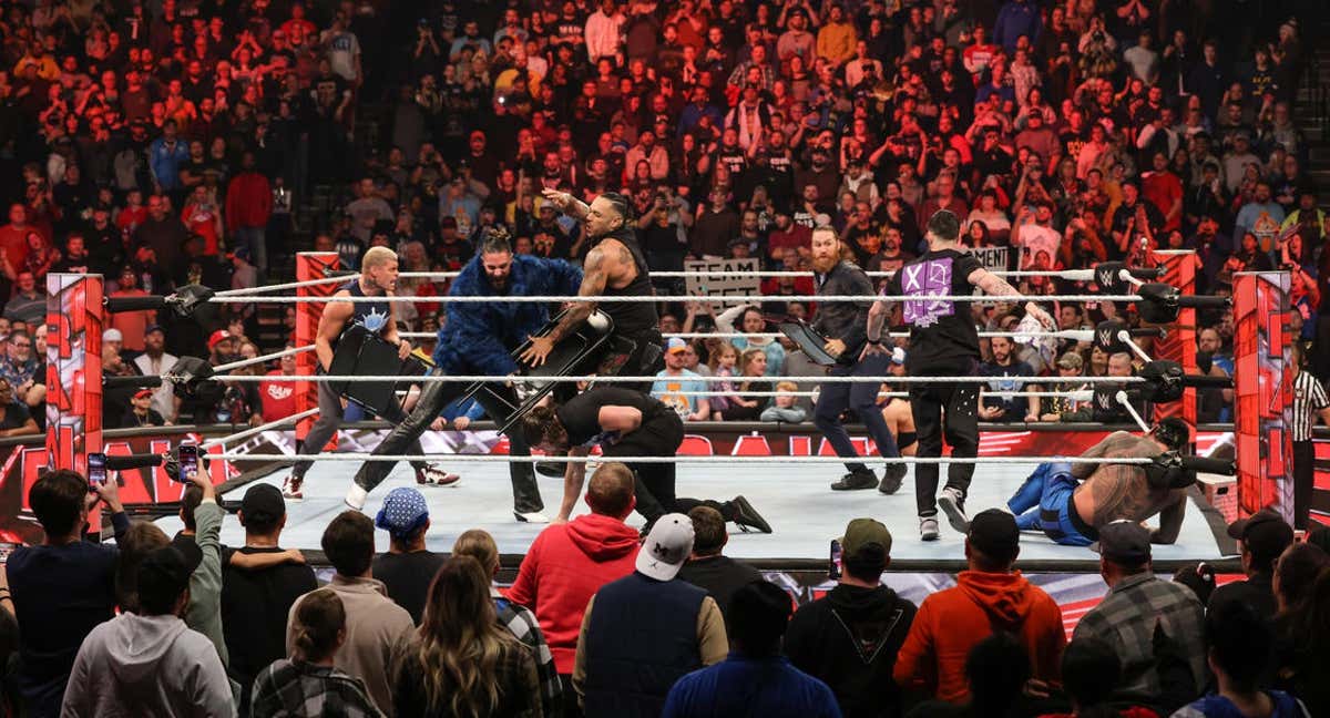 Imagen de la trifulca que se generó en Raw entre los participantes de las WarGames masculinas de 2023./WWE