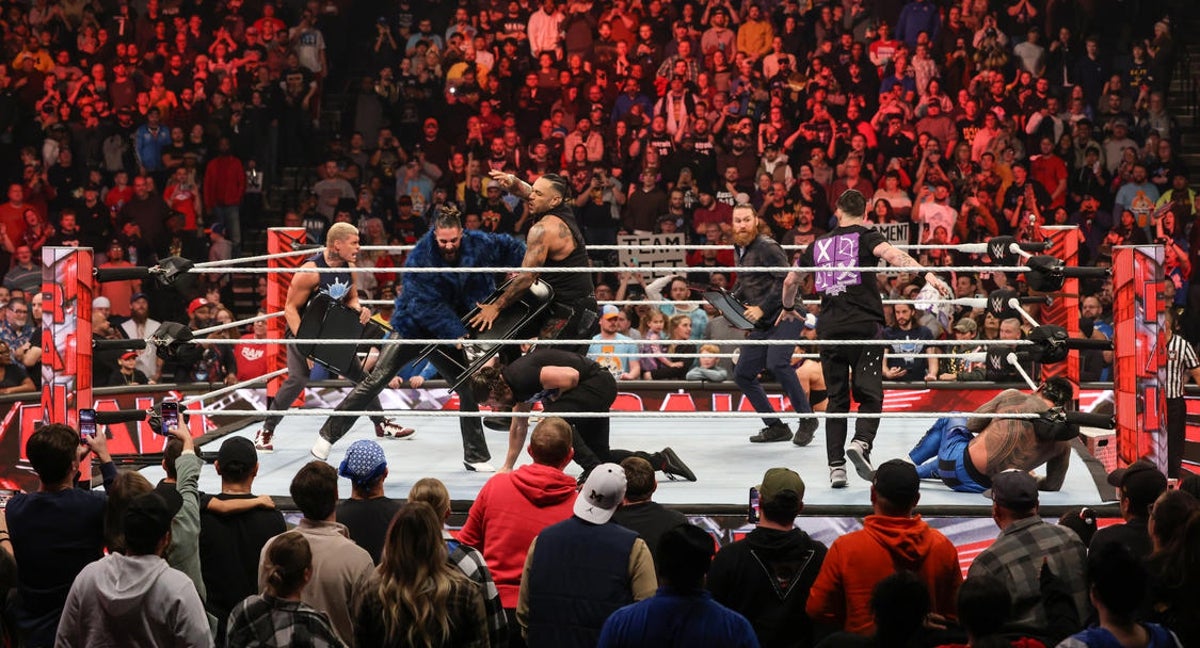 Imagen de la trifulca que se generó en Raw entre los participantes de las WarGames masculinas de 2023.
