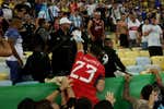 Porrazos en la grada, el Dibu Martínez salta a por la policía y un amago de retirada de Argentina en el Maracaná