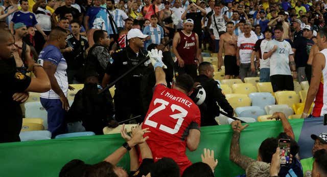 Porrazos en la grada, el Dibu Martínez salta a por la policía y un amago de retirada de Argentina en el Maracaná