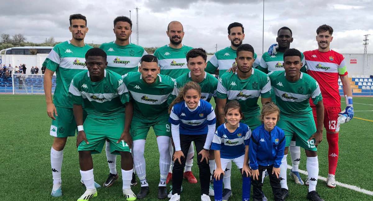 Los jugadores del Hernán Cortés, en la previa de un partido./HERNÁN CORTÉS