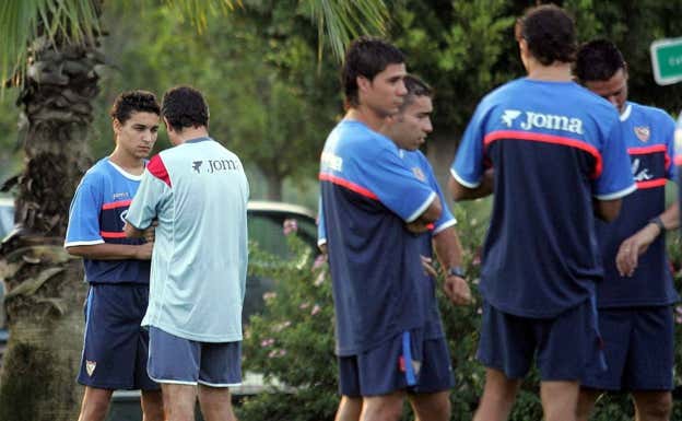 Juande Ramos habla con Jesús Navas durante la concentración en Isla Canela.