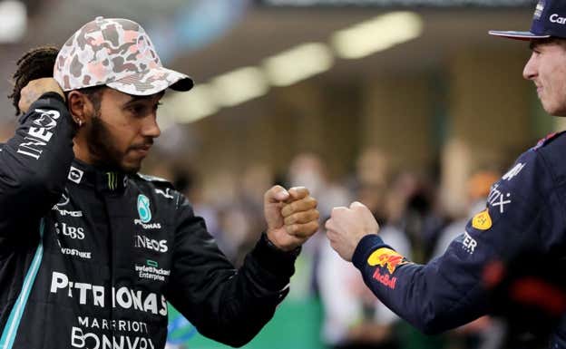 Lewis Hamilton saluda a Max Verstappen tras el GP de Abu Dhabi 2021.  AFP