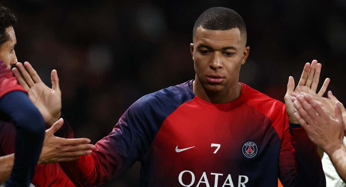 Mbappé calentando con el PSG. /REUTERS