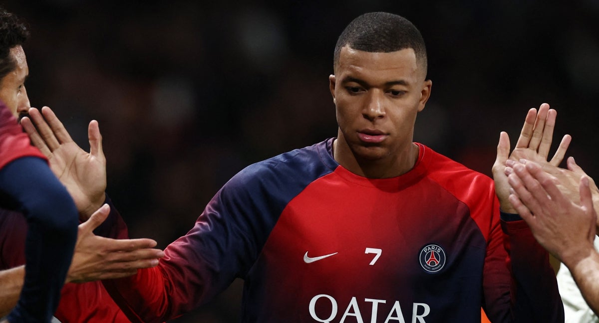 Mbappé calentando con el PSG.