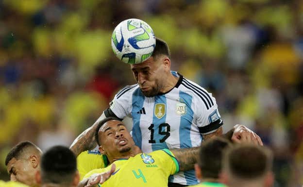 Otamendi remata por encima de todos.  Reuters