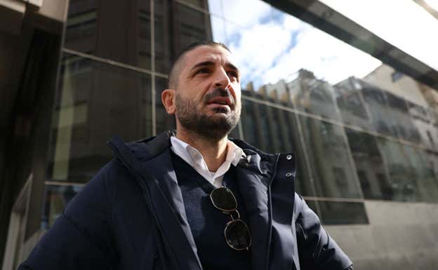 El miembro de la secretaría técnica del Rayo, Javier Portillo, al acabar la entrevista.  SALVA FENOLL