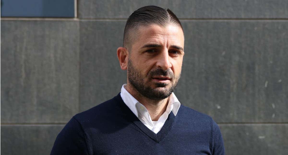 Javier Portillo posa para Relevo en la puerta del Hotel Eurostars Lucentum. /SALVA FENOLL