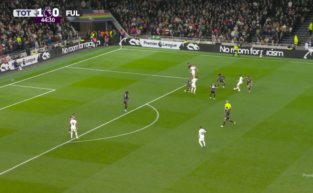 El Cuti filtra el pase decisivo entre tres rivales.  WYSCOUT