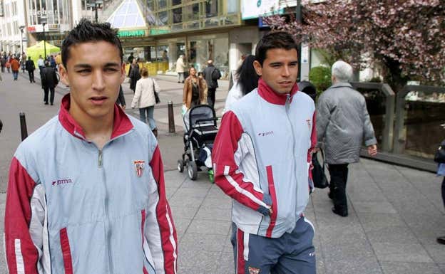 Jesús Navas pasea con su amigo Javier Saviola.