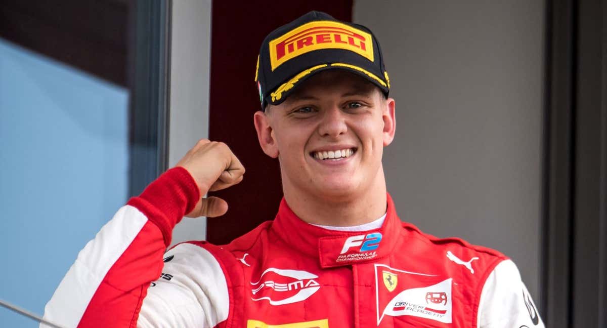 Mick Schumacher celebra la victoria en el GP de Hungría en el Mundial de F2, 2019.