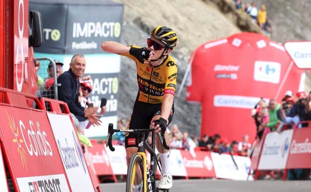 Vingegaard celebra la victoria en la cima del Tourmalet durante la última Vuelta a España. GETTY