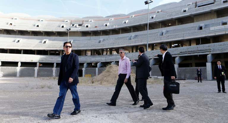 Peter Lim realiza una visita al nuevo Mestalla en el año 2021.