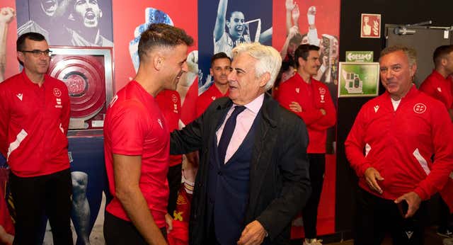 División interna entre los árbitros a la hora de «participar en el show»: entrevistas, audio del VAR…