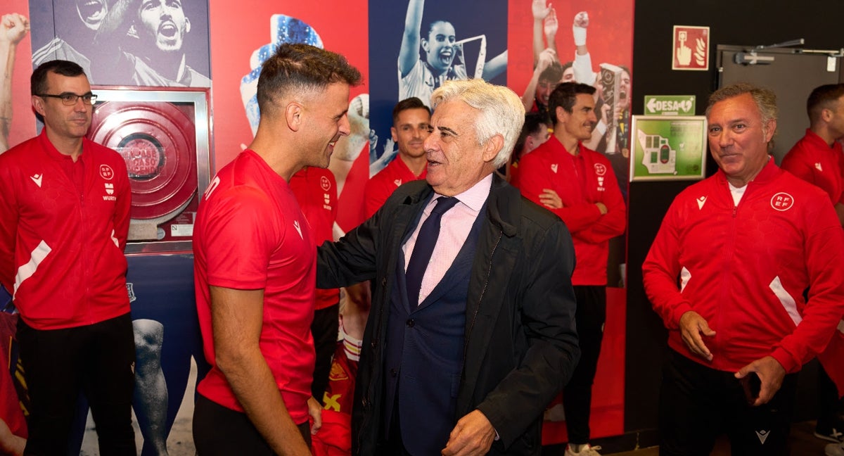 Pedro Rocha, junto con varios árbitros de Primer División.