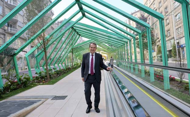 Abel Caballero, junto a las rampas de Gran Vía.  Ayuntamiento de Vigo