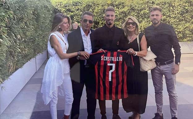 Castillejo, junto a su familia cuando fichó por el Milán.