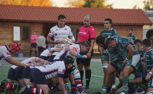 Javier Martín arbitrando. Germán García
