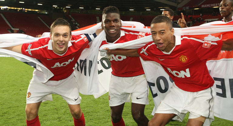 Tom Thorpe, Paul Pogba y Jesse Lingard, ganadores de la FA Youth Cup en 2012.