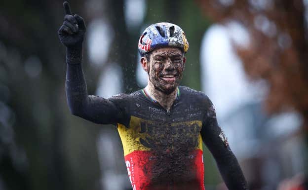 Además de su desempeño en carretera, Van Aert es tres veces campeón del mundo de ciclocrós. AFP