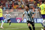 Recuerda a Messi: Hat-trick del 'Diablito' Echeverri a Brasil para cerrar una semana histórica de Argentina
