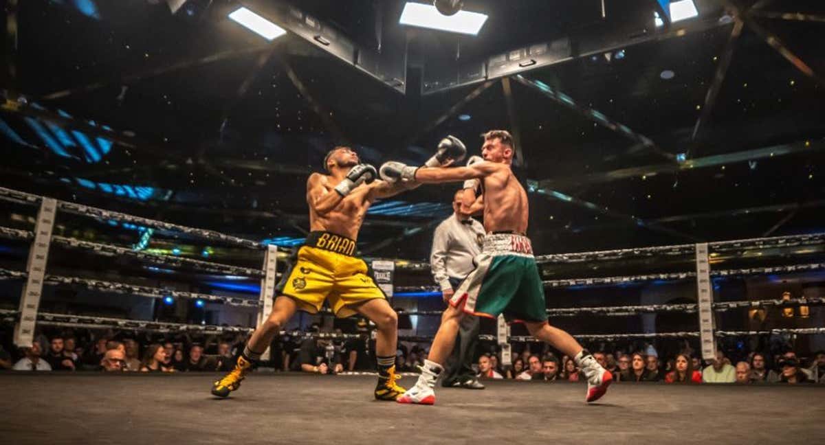 Brian Peláez y Antonio Collado cruzan golpes durante su combate en el Gran Madrid Casino de Torrelodones en mayo de 2023.