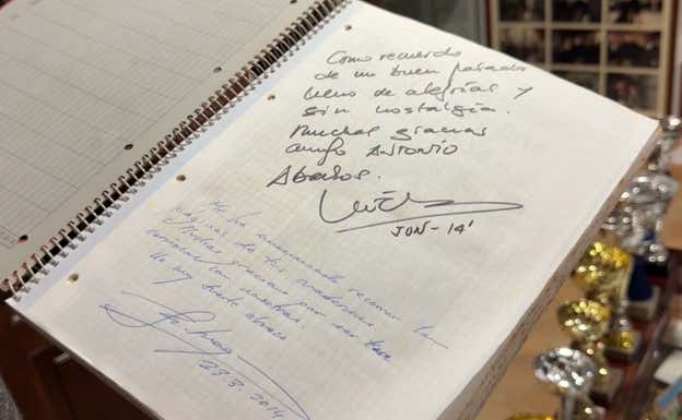 Firmas de Michel y Emilio Butragueño de uno de sus dosieres de la colección del Atlético de Celaya. Relevo / Raúl Rodríguez