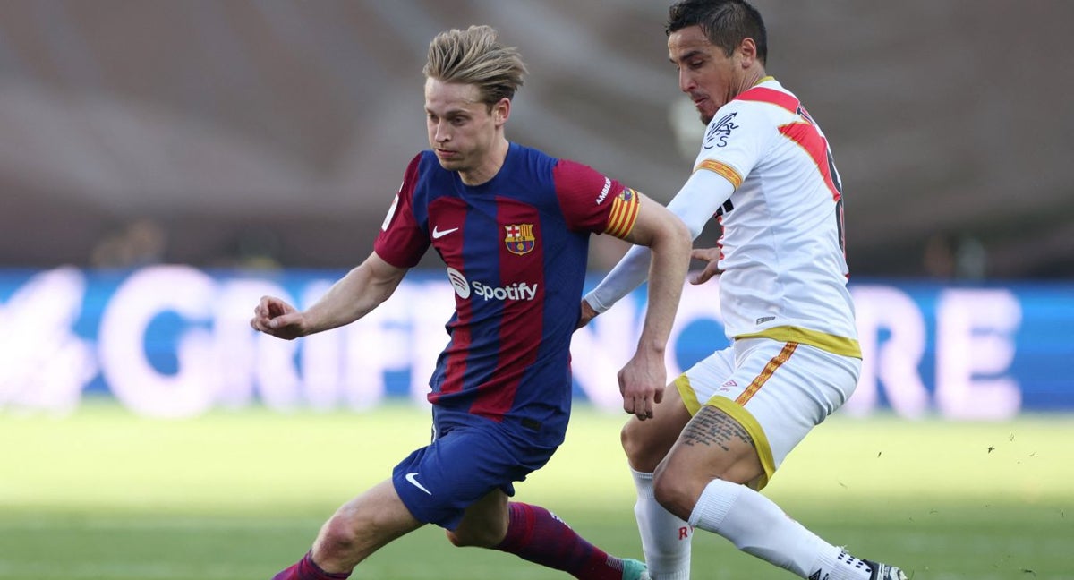 Frenkie de Jong, titular en Vallecas.