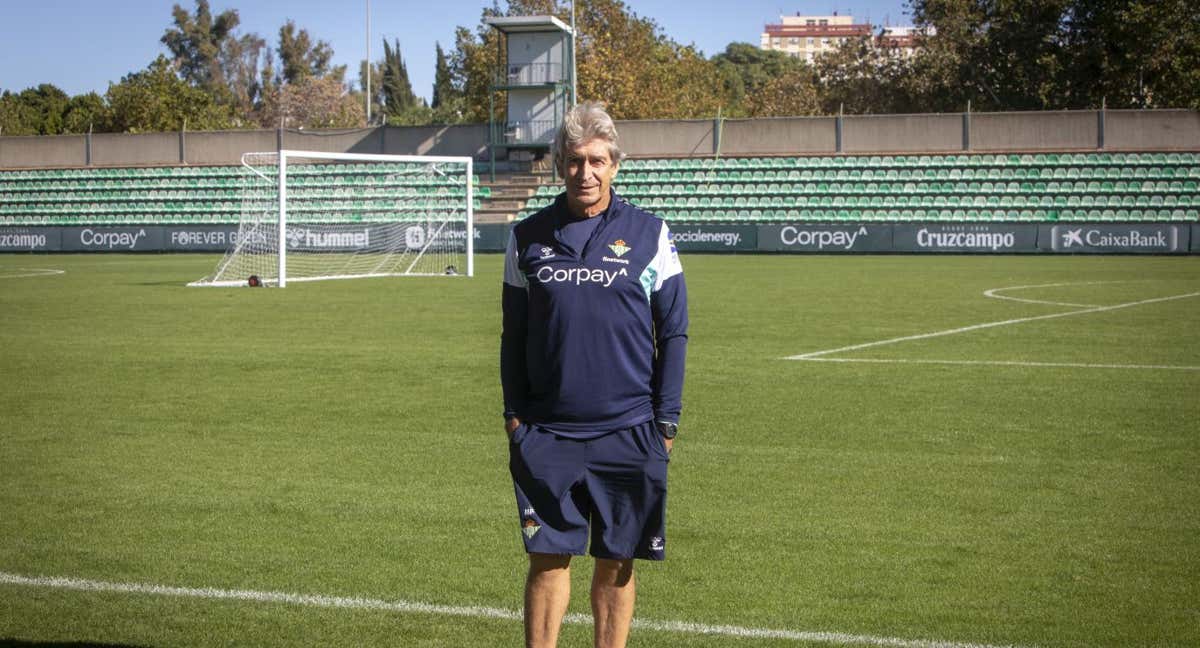 Manuel Pellegrini en chándal, talismán para la afición del Betis. /RELEVO/Lolo Vasco