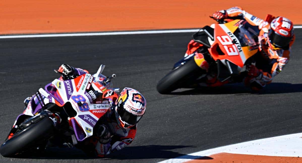 Marc Márquez, a rueda de Jorge Martín en los entrenamientos del GP de la Comunidad Valenciana./AFP