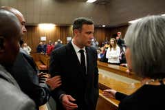 Pistorius consigue la libertad provisional una década después de asesinar a su novia