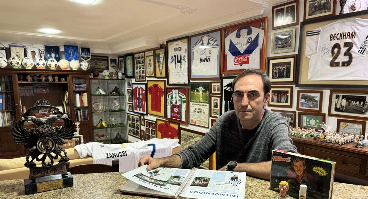 El camarero de Chipiona que alberga en su sótano el mayor tributo a 'El Buitre': «Macho, Butragueño tiene que ver lo que hay aquí»