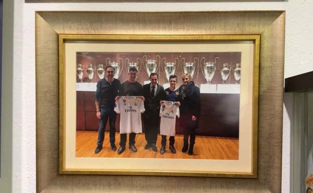 Emilio junto a Antonio y su familia en la Sala de Juntas del Santiago Bernabéu. Relevo/Raúl Rodríguez
