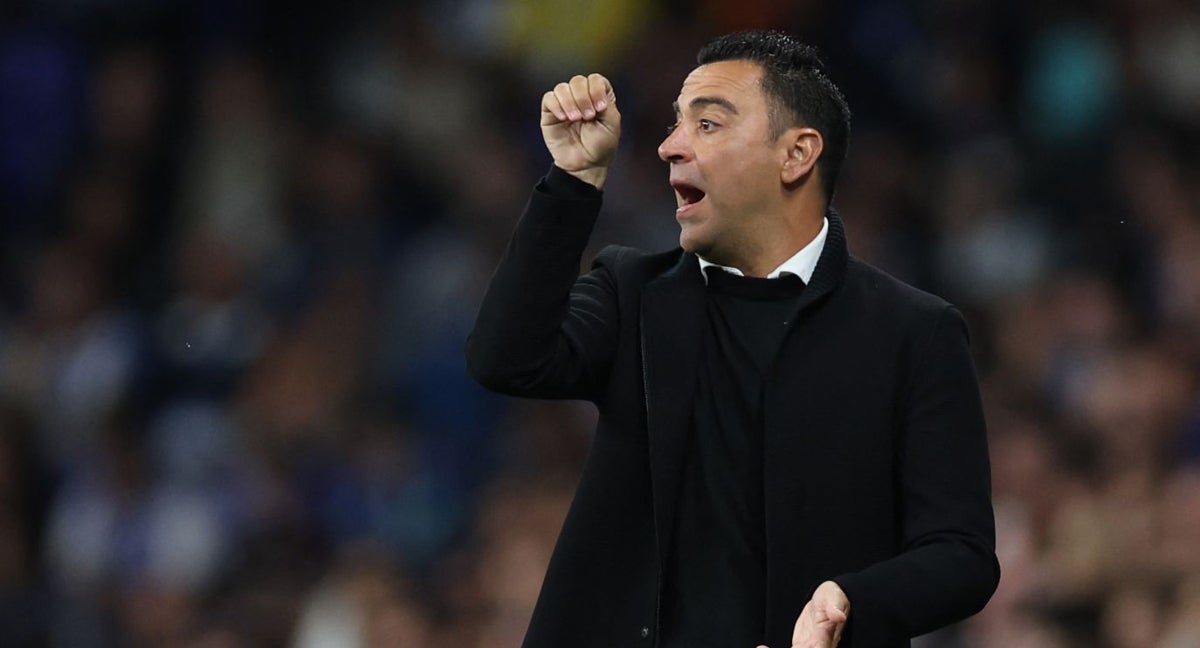 Xavi da instrucciones durante un partido del Barcelona.