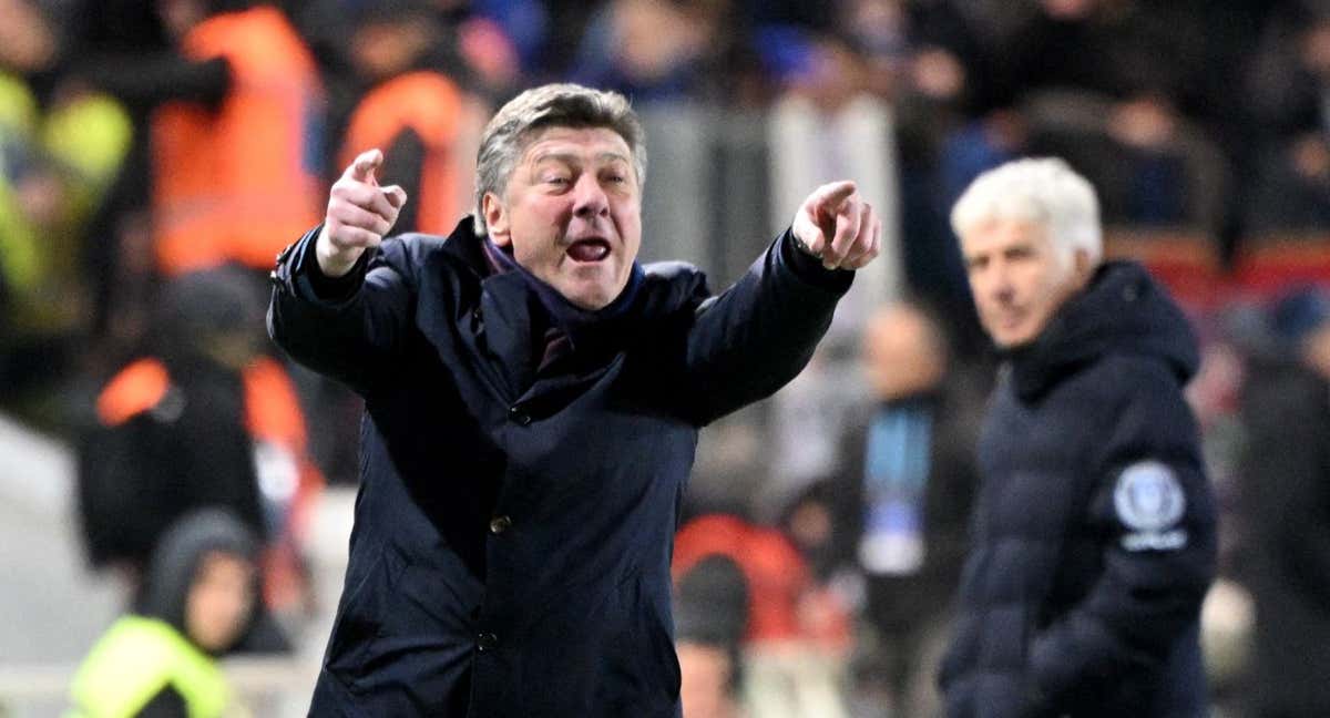 Mazzarri da órdenes con Gasperini de fondo. /REUTERS