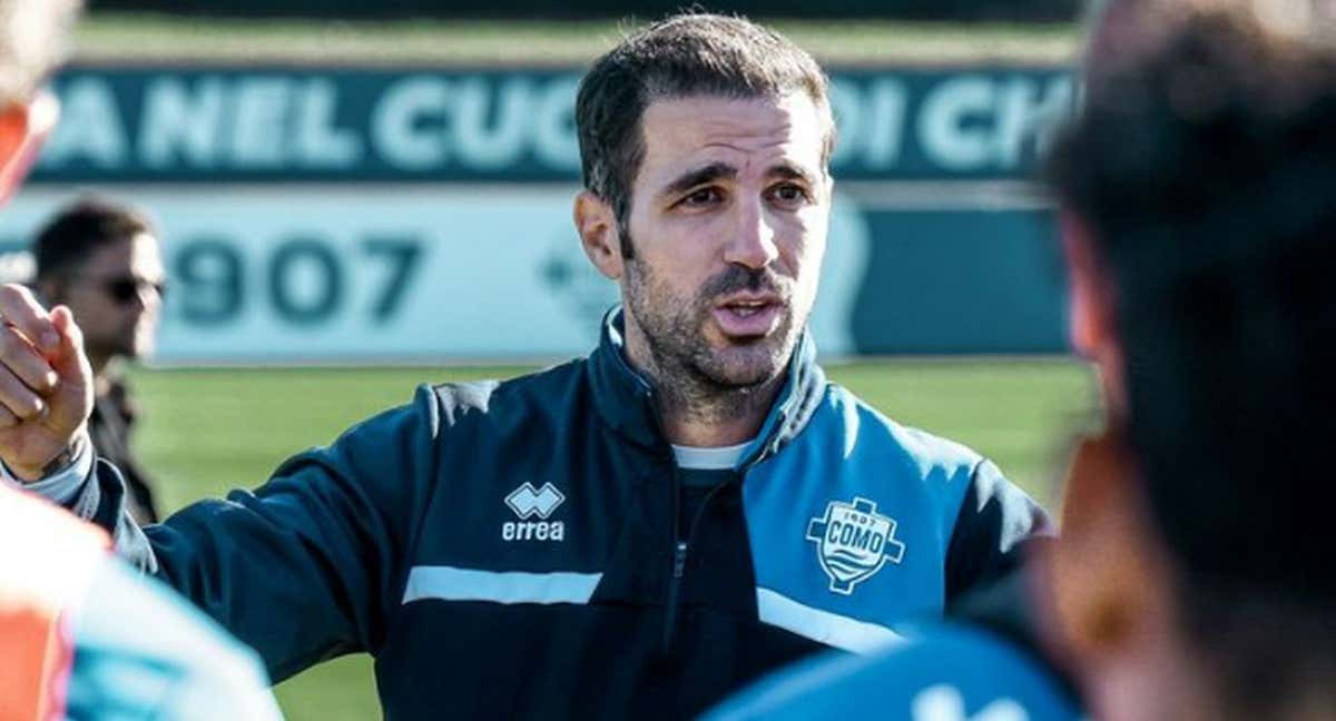 Cesc Fábregas da órdenes en el último entrenamiento del Como.