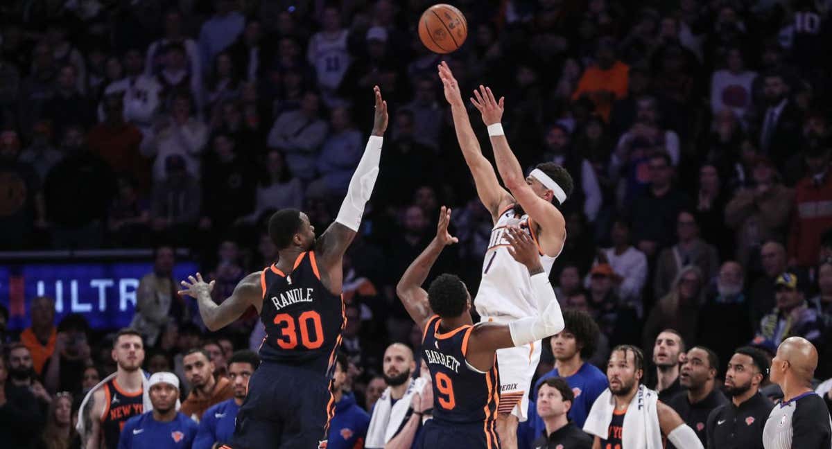 Momento en el que Devin Booker se levanta ante Barrett y Randle para anotar la canasta ganadora en el Madison./USA Today Sports